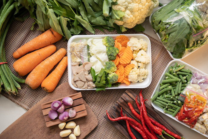 packing food with polythene